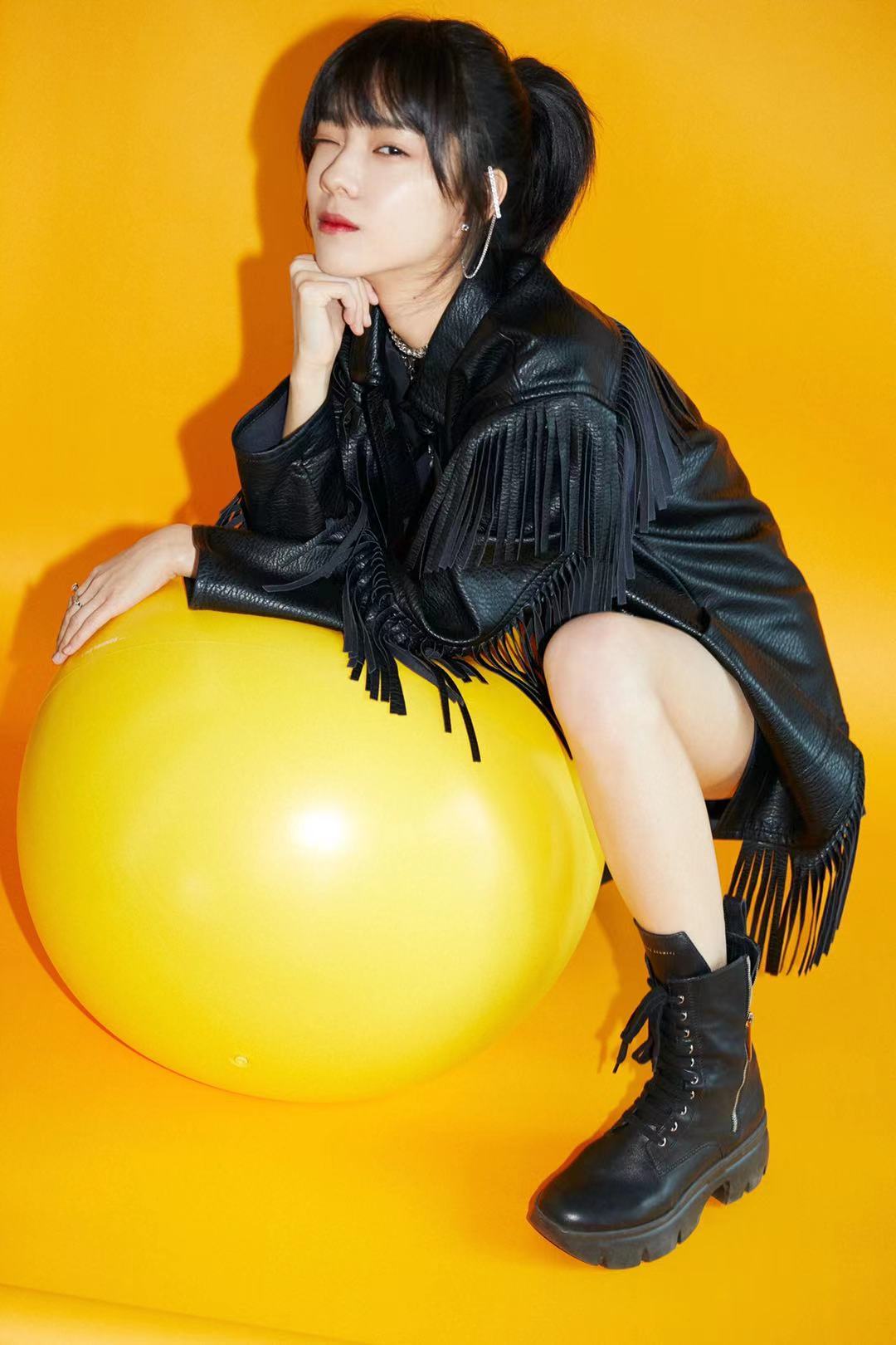 庄达菲身穿流苏外套搭配皮短裤时尚又摩登比网红穿搭要高级