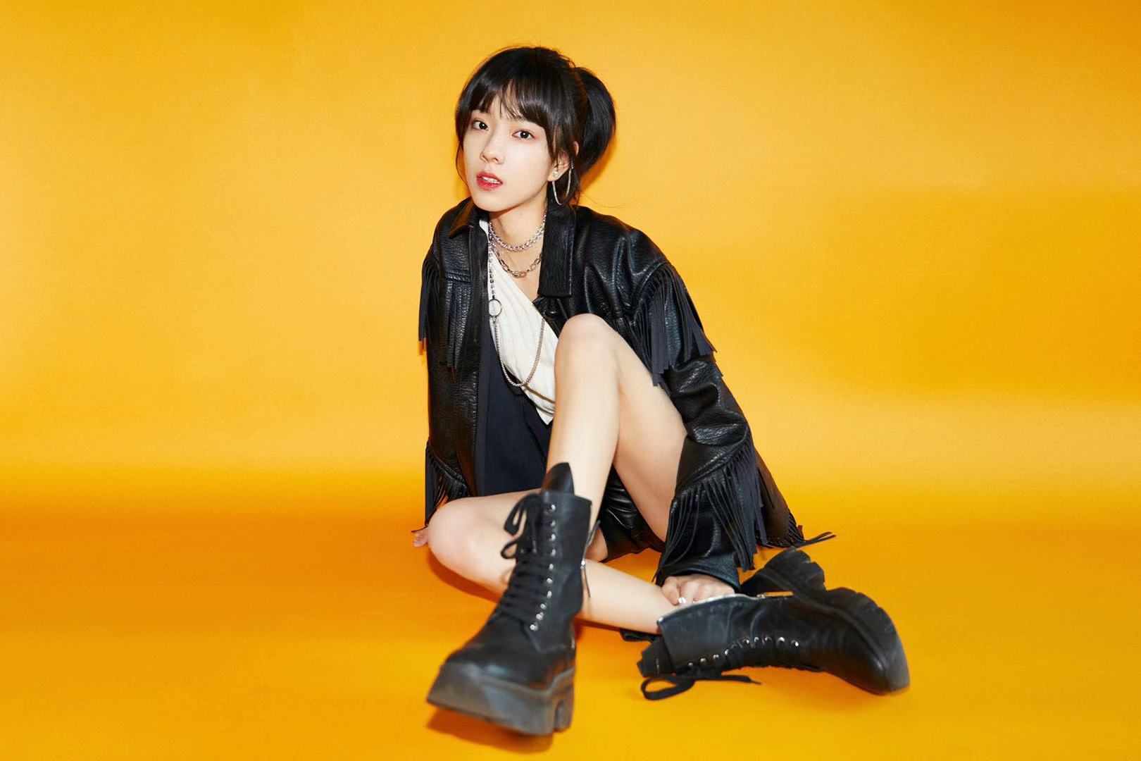 庄达菲身穿流苏外套搭配皮短裤时尚又摩登比网红穿搭要高级