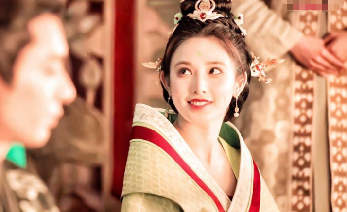 《东宫》彭小冉的红衣造型惊艳但太子妃的造型也堪称一绝!