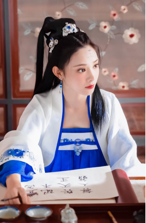 《东宫》彭小冉的红衣造型惊艳但太子妃的造型也堪称一绝!