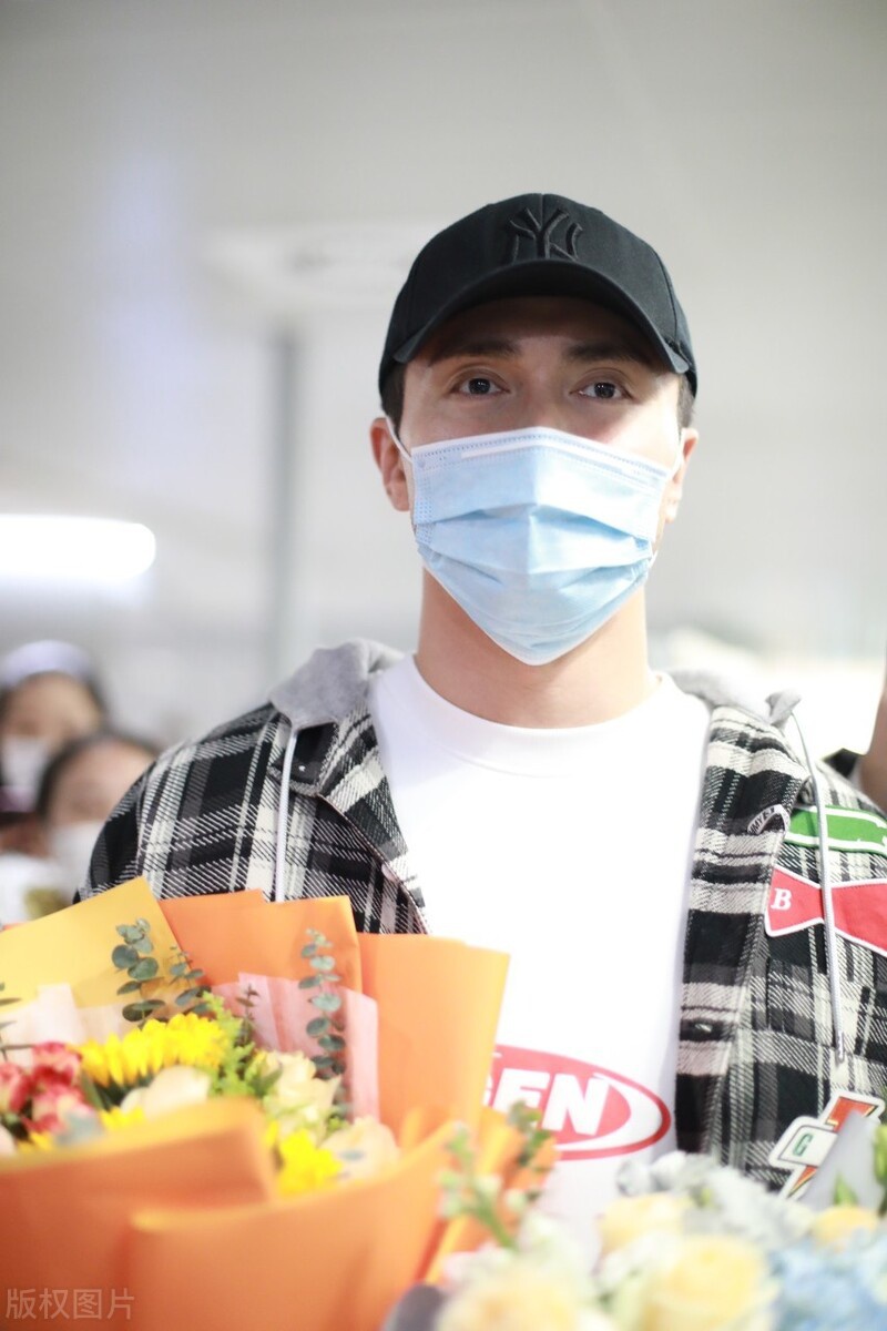 高伟光一袭格纹外套现身机场,头戴黑色棒球帽帅气满分