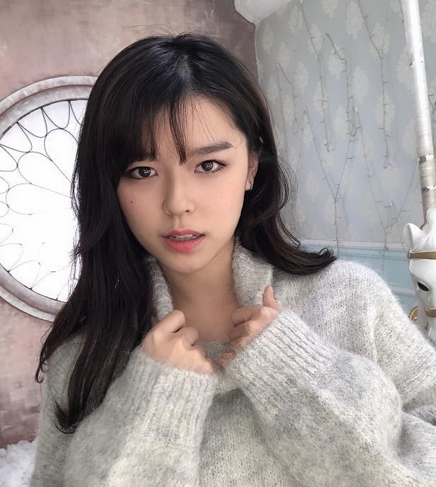 沫子摇身一变成为同人文女主角周幸儿熬夜追书好看