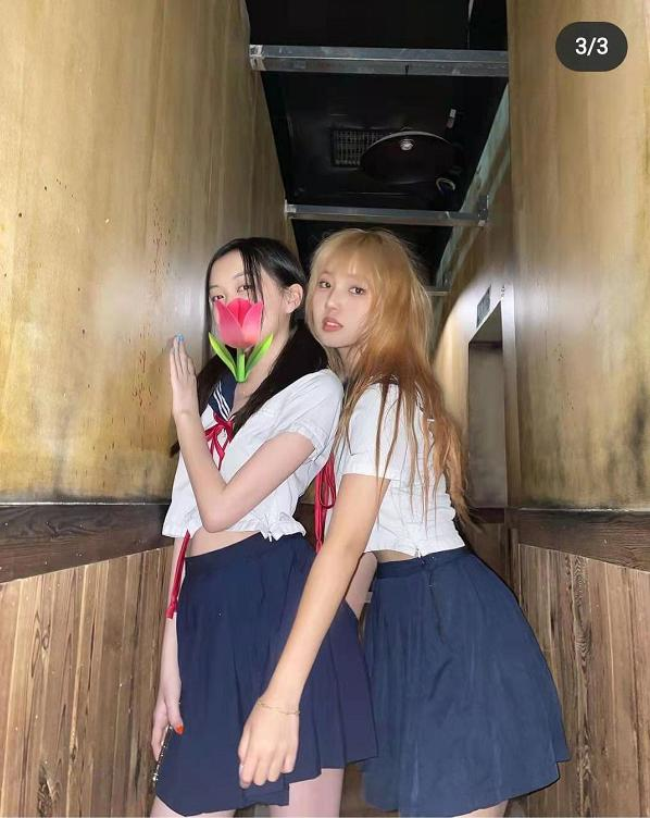 李嫣携闺蜜玩变装游戏穿海军校服变日系少女嘴部疤痕恢复太好