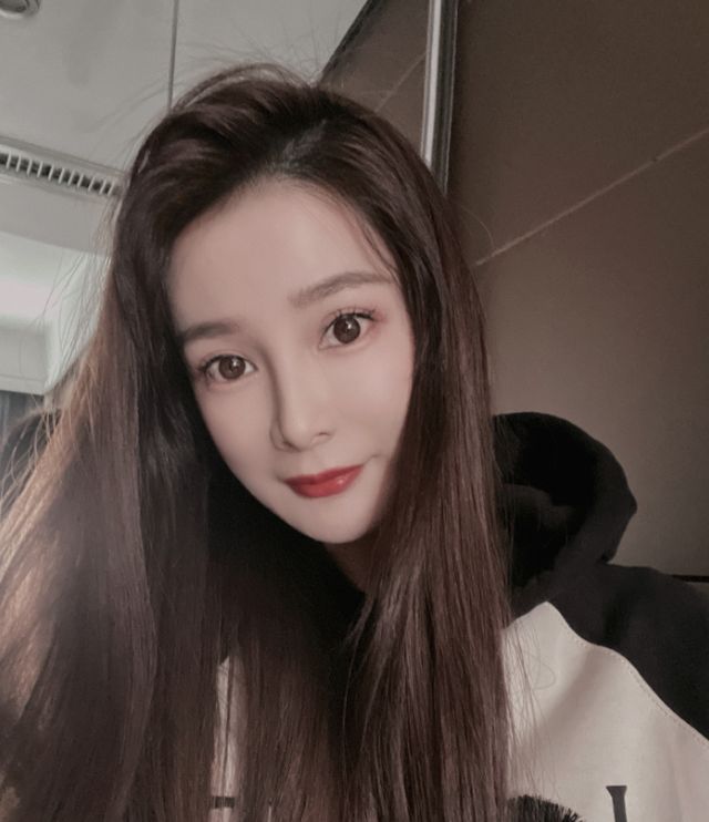 从卓亨瑜当时做杨幂替身时的照片中我们可以看到,身穿白色戏份的