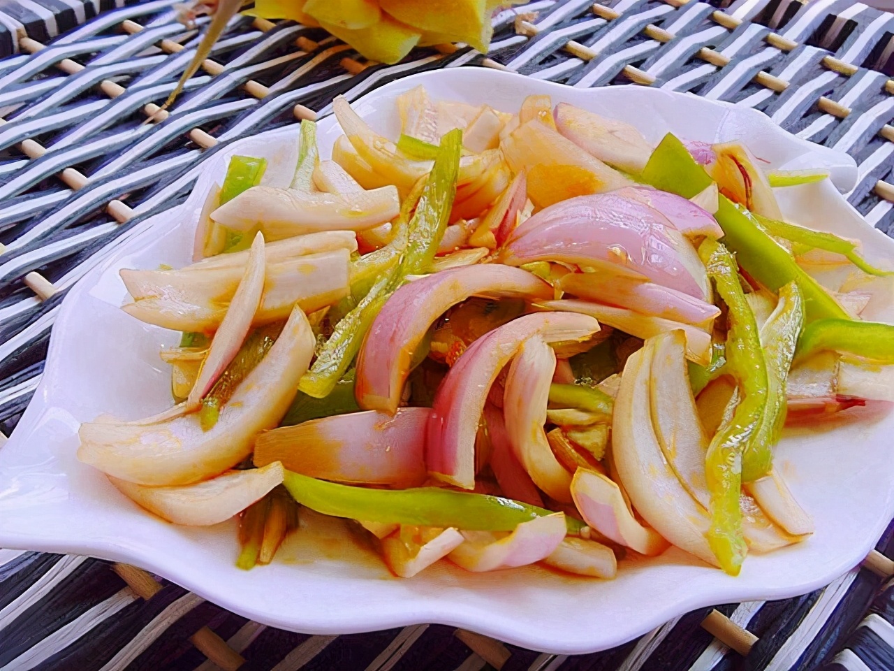 怪不得饭店的凉拌洋葱那么好吃原来技巧全在这学不会可惜了