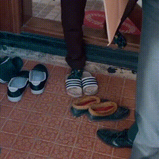 狗狗被主人关在笼里10年，被救后已经无法走路，叼着食物不愿撒嘴休闲区蓝鸢梦想 - Www.slyday.coM