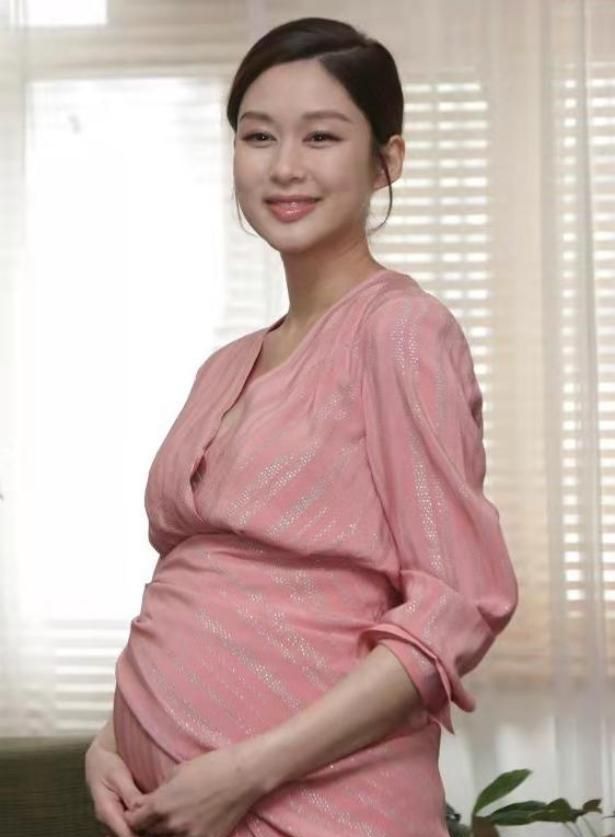 孕期仍拼命,穿粉色浴袍接通告|浴袍|岑丽香|怀孕_新浪新闻