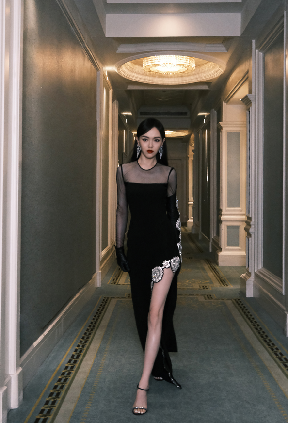 唐嫣的腿有多长?当她穿上高开叉裙时,大长腿藏不住了