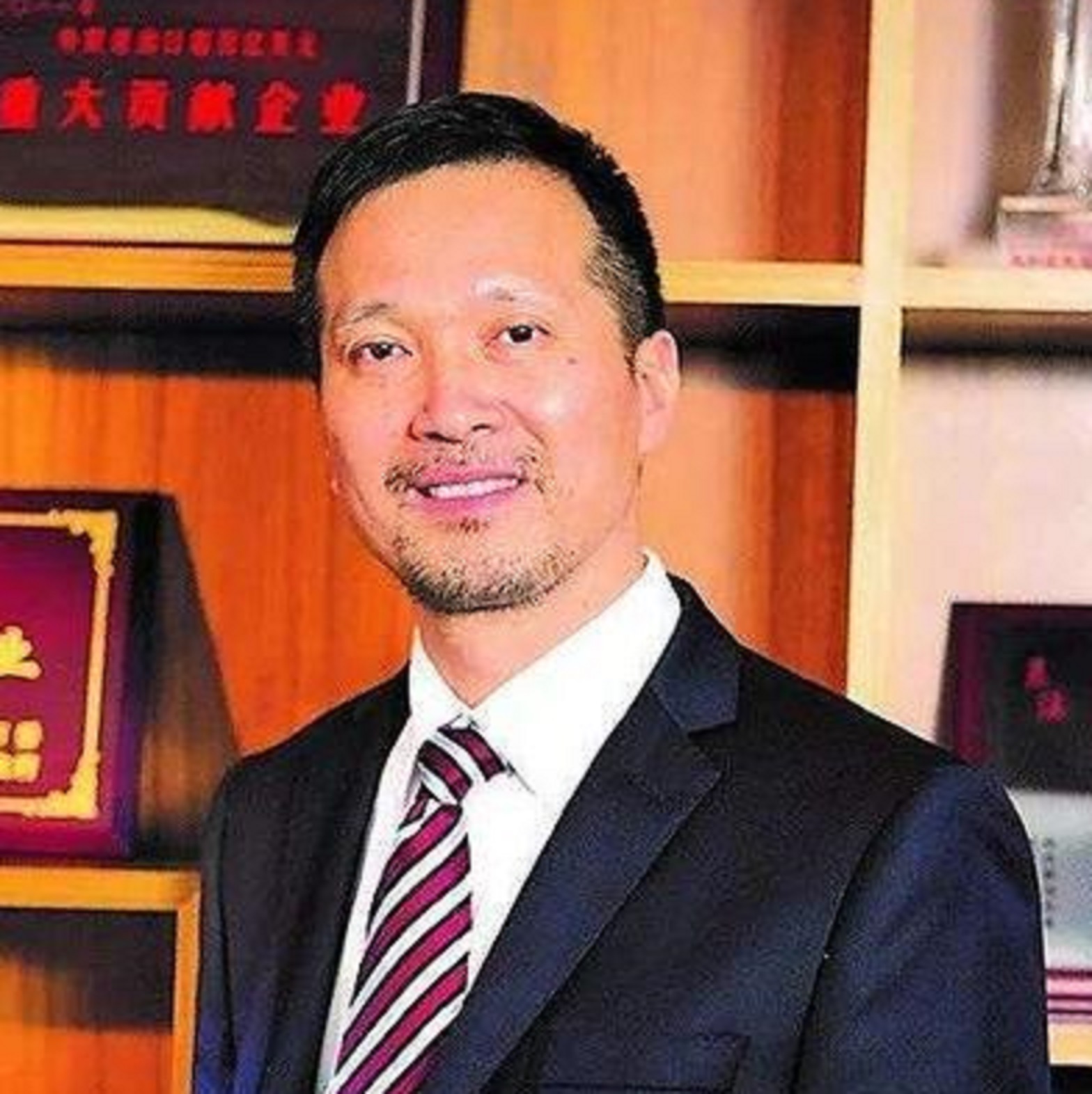 权,中国香港居民身份证,本科学历,现任公牛集团有限公司董事长兼总裁