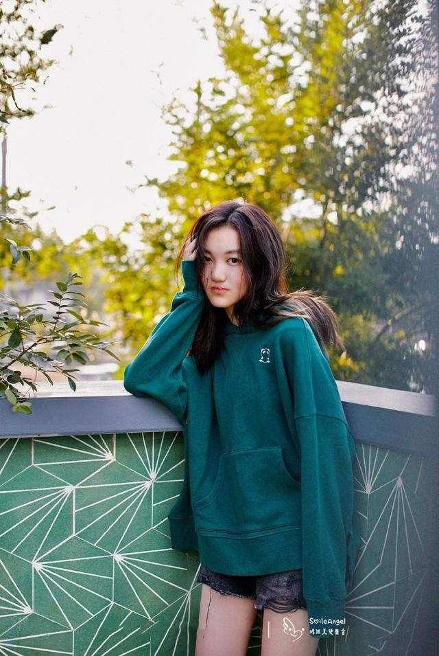 李嫣携闺蜜玩变装游戏穿海军校服变日系少女嘴部疤痕恢复太好