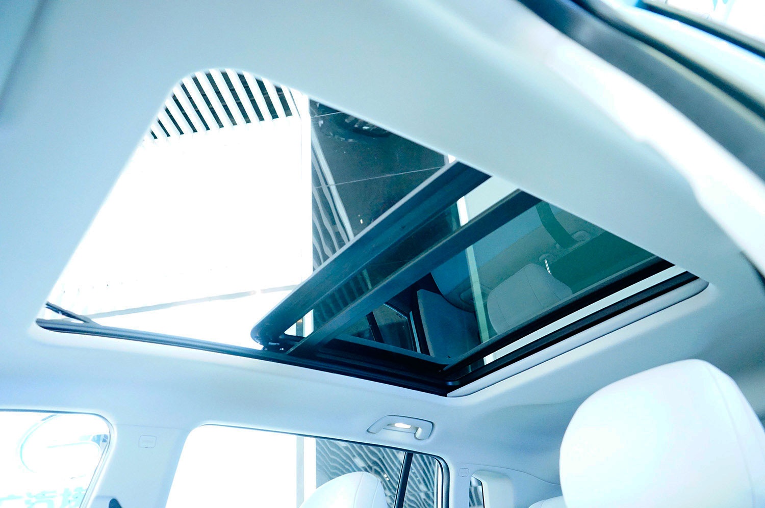 除个别入门车型,其余车型都配备有可开启全景天窗,无论是采光面积还是