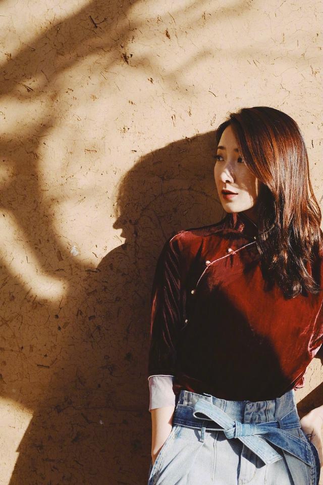 陈赫前妻挺会博眼球的,穿旗袍上衣却混搭阔腿裤,意外的时髦洋气|徐婧