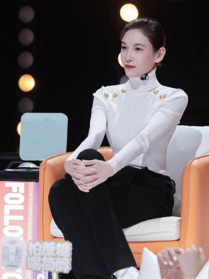 张蓝心3尺4长腿惊艳,穿针织衫还有曲线,这身材谁不愿"听姐说"