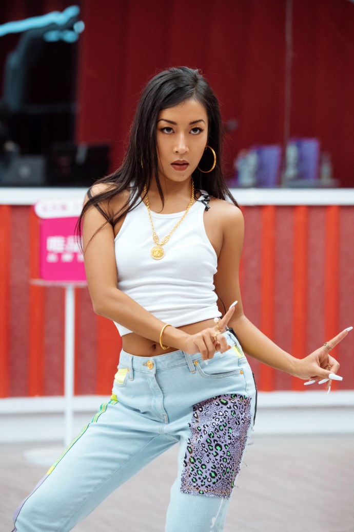 太可怜!吉克隽逸在《浪姐2》成团堪忧,在生活中被陌生男子骚扰