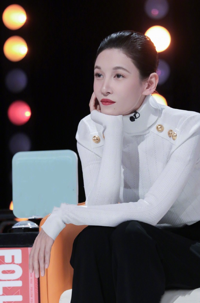 张蓝心3尺4长腿惊艳,穿针织衫还有曲线,这身材谁不愿"听姐说"