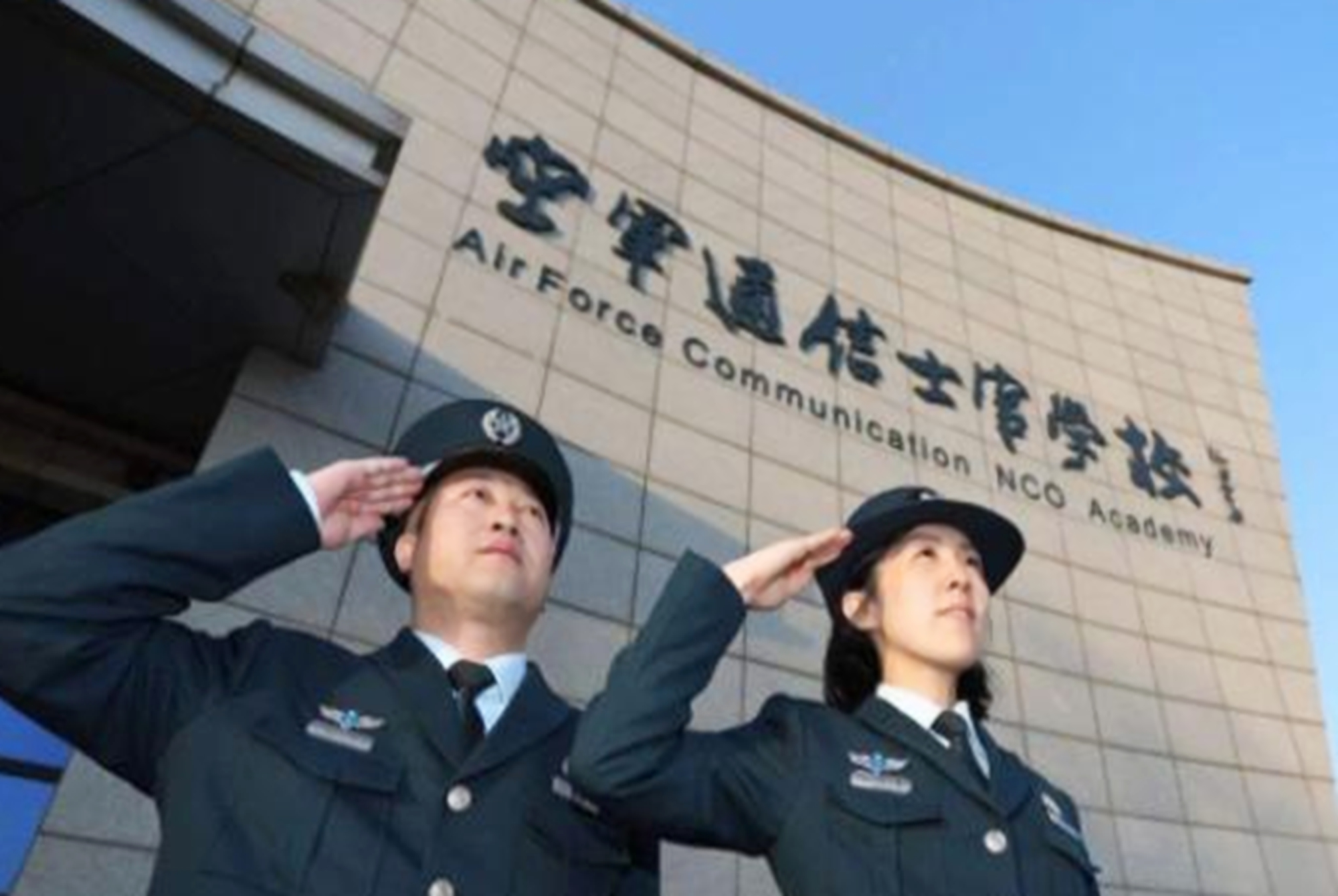 又一"铁饭碗"开始招考了,5位数薪资很诱人,比公务员还"香"|文职|军队