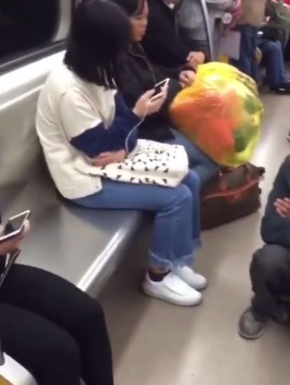 男子乘坐地铁,有空座不坐,偏偏坐在地上,得知真相后让人不淡定休闲区蓝鸢梦想 - Www.slyday.coM 男子乘坐地铁,有空座不坐,偏偏坐在地上,得知真相后让人不淡定休闲区蓝鸢梦想 - Www.slyday.coM