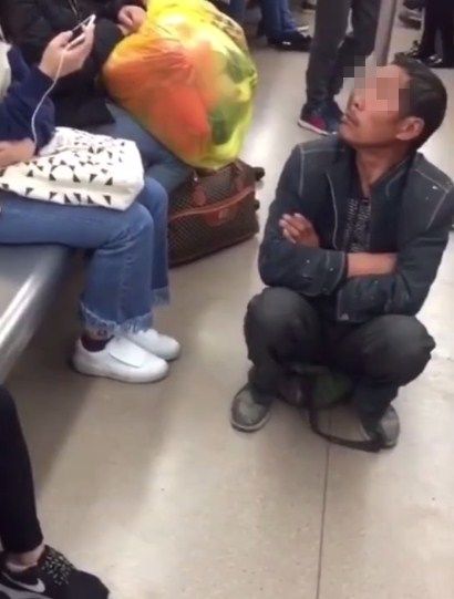 男子乘坐地铁,有空座不坐,偏偏坐在地上,得知真相后让人不淡定休闲区蓝鸢梦想 - Www.slyday.coM 男子乘坐地铁,有空座不坐,偏偏坐在地上,得知真相后让人不淡定休闲区蓝鸢梦想 - Www.slyday.coM