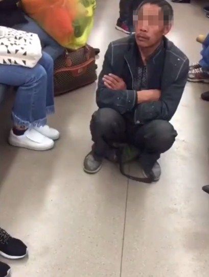 男子乘坐地铁,有空座不坐,偏偏坐在地上,得知真相后让人不淡定休闲区蓝鸢梦想 - Www.slyday.coM 男子乘坐地铁,有空座不坐,偏偏坐在地上,得知真相后让人不淡定休闲区蓝鸢梦想 - Www.slyday.coM