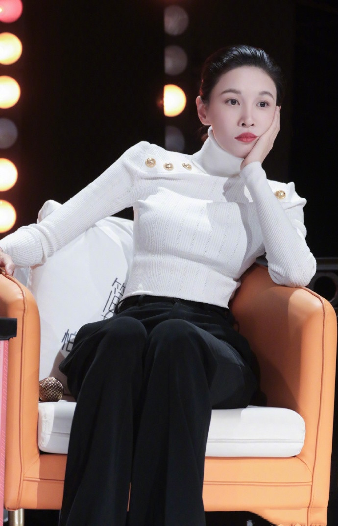 张蓝心3尺4长腿惊艳,穿针织衫还有曲线,这身材谁不愿"听姐说"