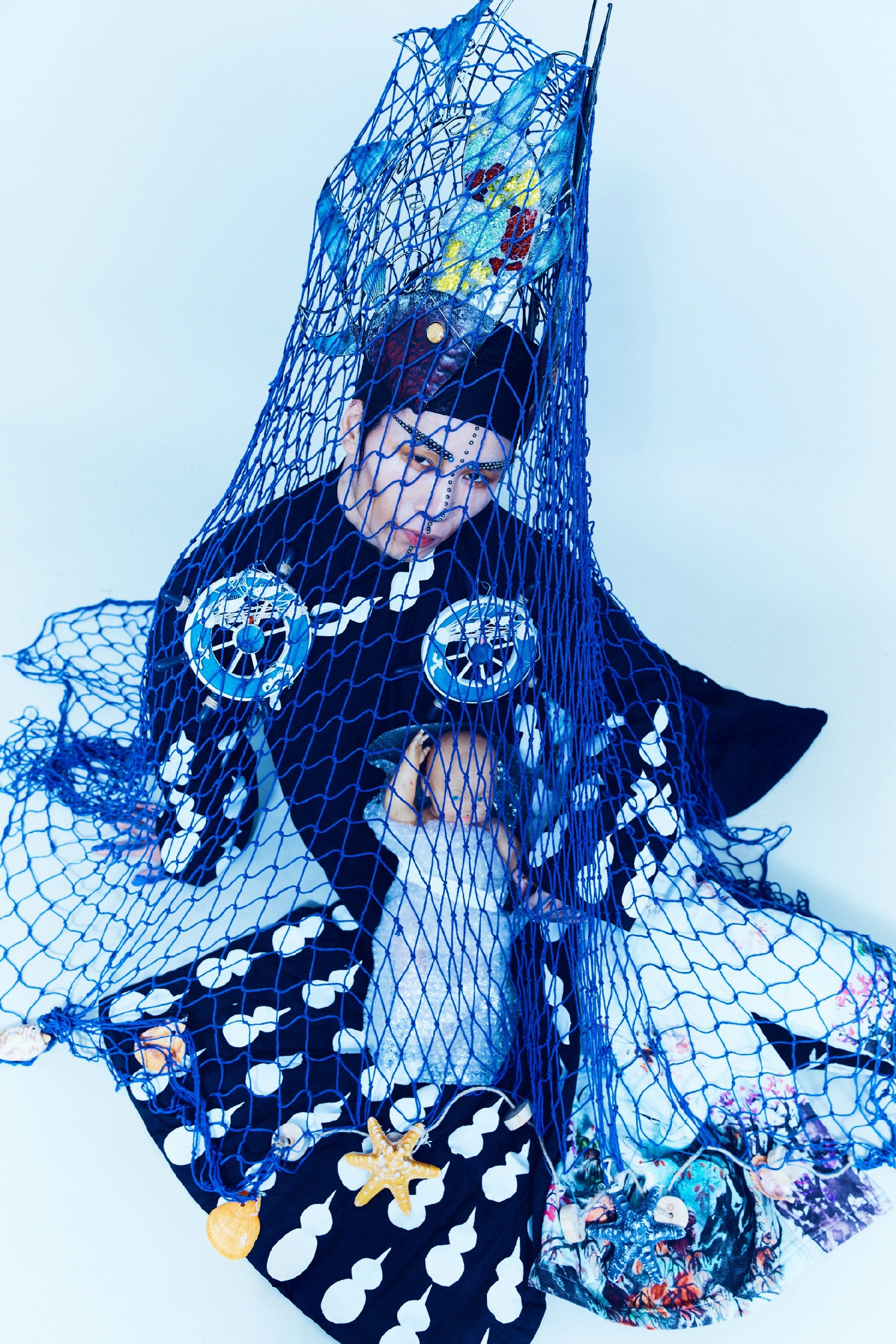 艺术家万云峰时装周穿民国大褂看秀为呼吁保护中国文化儿童海洋