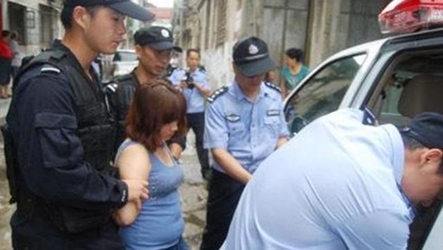 女儿被拐5年后终于回家,亲戚好友都来祝贺,爸爸却赶紧回屋报警休闲区蓝鸢梦想 - Www.slyday.coM 女儿被拐5年后终于回家,亲戚好友都来祝贺,爸爸却赶紧回屋报警休闲区蓝鸢梦想 - Www.slyday.coM