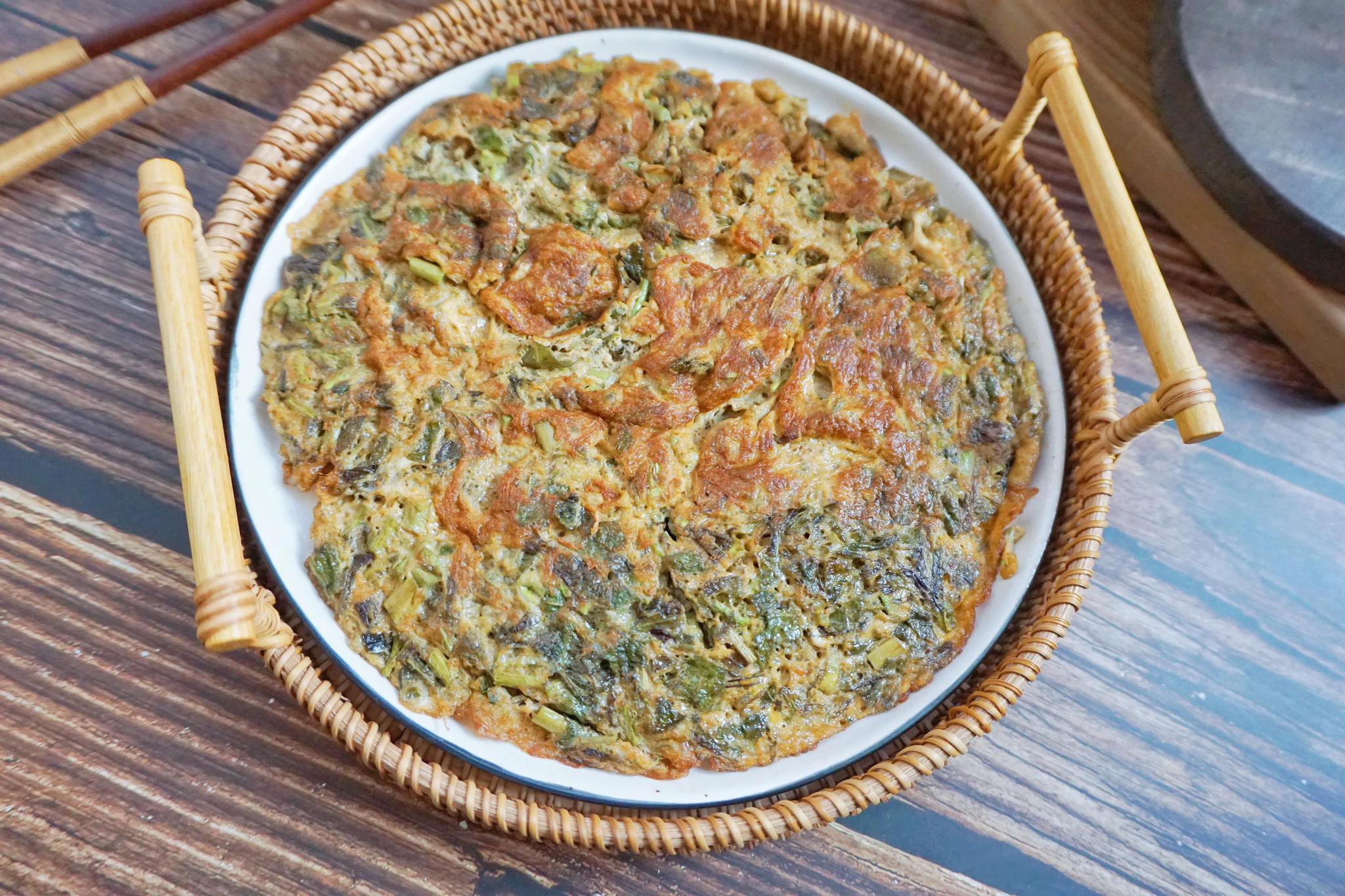 【香椿鸡蛋饼】香椿4颗,鸡蛋3个,轻盐昆布酱油15毫升,植物油30毫升