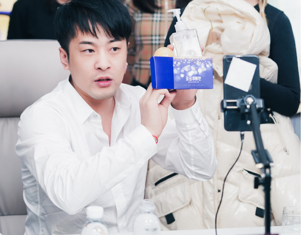 辛巴狂立卖惨人设,2斤洗衣液卖8元被嘲三无产品,痛哭博同情休闲区蓝鸢梦想 - Www.slyday.coM 辛巴狂立卖惨人设,2斤洗衣液卖8元被嘲三无产品,痛哭博同情休闲区蓝鸢梦想 - Www.slyday.coM