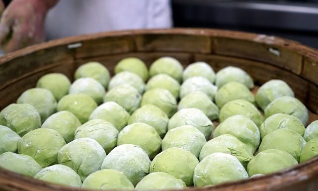 常熟古村破屋里的糕团店青团个大味道好70多岁阿婆亲手包制