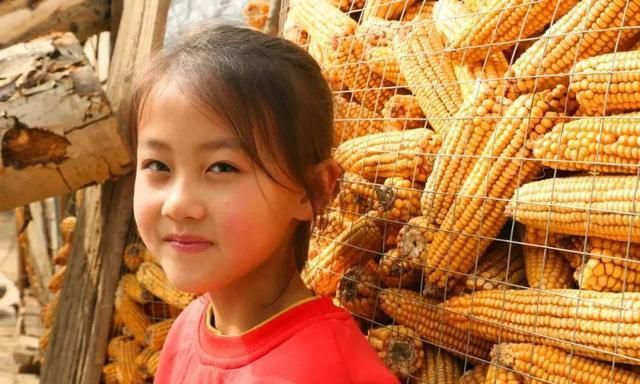 7岁农村女孩一笑而红有公司高薪聘请她而父母的做法引起争议