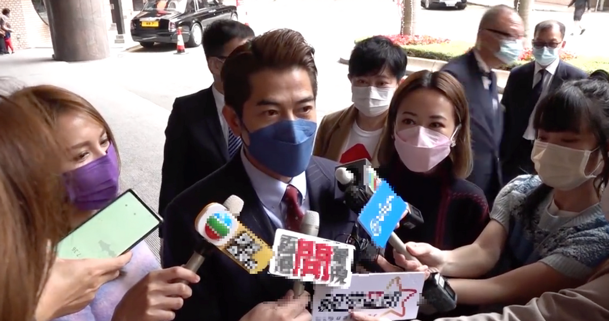 "少女黎姿" 汤怡晒近照,怀孕5月倒立太吓人,闪婚嫁给排舞师