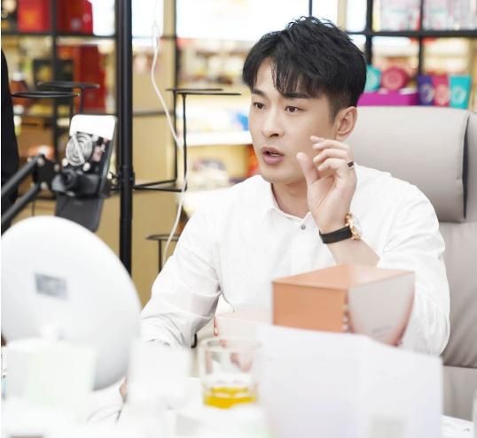 辛巴2斤洗衣粉卖8元被嘲三无产品后痛哭,网友:不当影帝可惜了休闲区蓝鸢梦想 - Www.slyday.coM 辛巴2斤洗衣粉卖8元被嘲三无产品后痛哭,网友:不当影帝可惜了休闲区蓝鸢梦想 - Www.slyday.coM