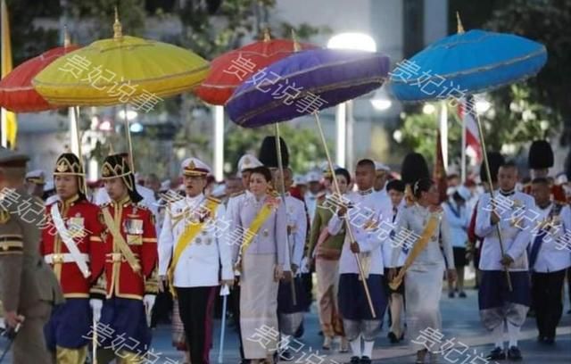 泰王室世纪大同框,苏提达站C位感觉良好,被集体排挤还没察觉休闲区蓝鸢梦想 - Www.slyday.coM 泰王室世纪大同框,苏提达站C位感觉良好,被集体排挤还没察觉休闲区蓝鸢梦想 - Www.slyday.coM