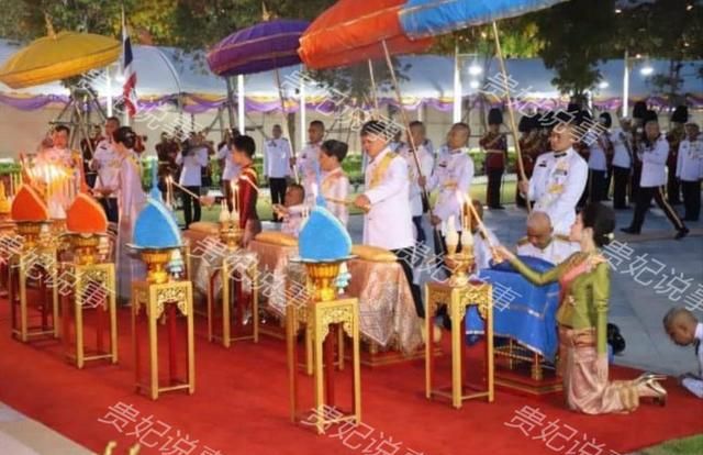 泰王室世纪大同框,苏提达站C位感觉良好,被集体排挤还没察觉休闲区蓝鸢梦想 - Www.slyday.coM 泰王室世纪大同框,苏提达站C位感觉良好,被集体排挤还没察觉休闲区蓝鸢梦想 - Www.slyday.coM