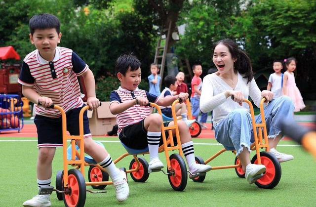 幼儿园放学延迟至6点，家长就有时间接送孩子？立马又暴露新问题休闲区蓝鸢梦想 - Www.slyday.coM