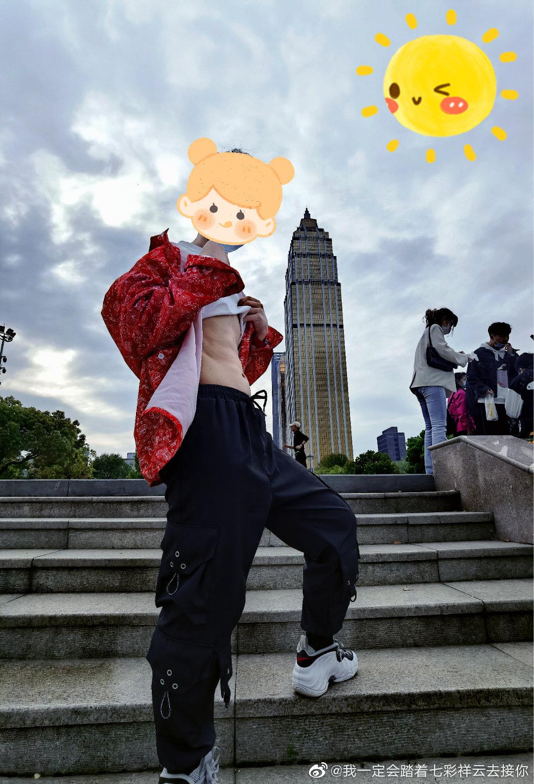 让哥们帮我拍个照我都没不好意思他们却扭扭捏捏