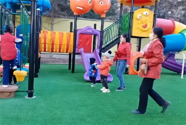 幼儿园放学延迟至6点，家长就有时间接送孩子？立马又暴露新问题休闲区蓝鸢梦想 - Www.slyday.coM