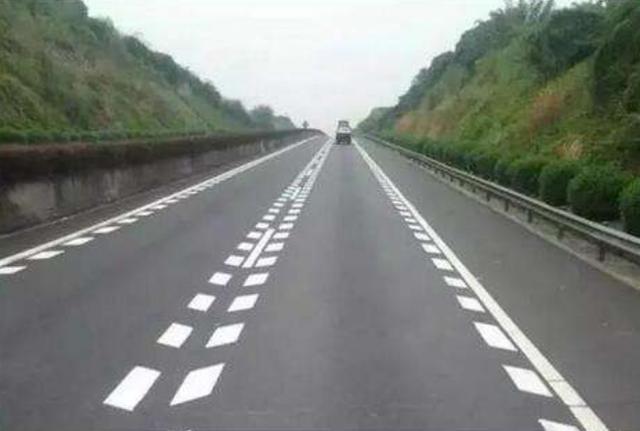 作为高速公路行车最特殊的一类标线,该条标线主要是以白色为主,由实线