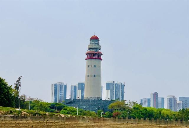 首先奥莱地处厦门市中心最偏僻的五通码头位置,这里周边少有居住区,原