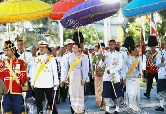 泰王室世纪大同框,苏提达站C位感觉良好,被集体排挤还没察觉休闲区蓝鸢梦想 - Www.slyday.coM 泰王室世纪大同框,苏提达站C位感觉良好,被集体排挤还没察觉休闲区蓝鸢梦想 - Www.slyday.coM