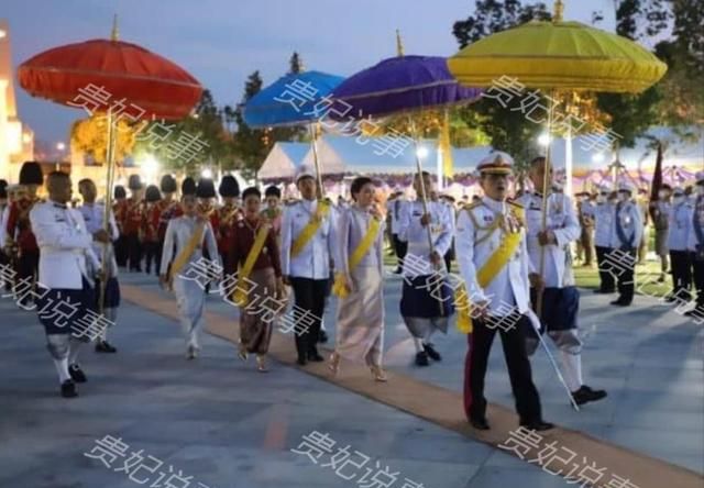 泰王室世纪大同框,苏提达站C位感觉良好,被集体排挤还没察觉休闲区蓝鸢梦想 - Www.slyday.coM 泰王室世纪大同框,苏提达站C位感觉良好,被集体排挤还没察觉休闲区蓝鸢梦想 - Www.slyday.coM