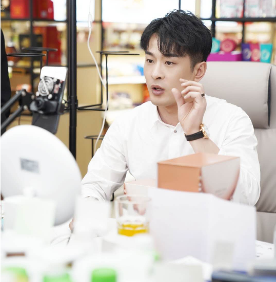 辛巴狂立卖惨人设,2斤洗衣液卖8元被嘲三无产品,痛哭博同情休闲区蓝鸢梦想 - Www.slyday.coM 辛巴狂立卖惨人设,2斤洗衣液卖8元被嘲三无产品,痛哭博同情休闲区蓝鸢梦想 - Www.slyday.coM