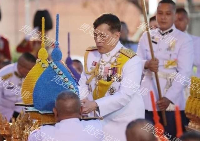 泰王室世纪大同框,苏提达站C位感觉良好,被集体排挤还没察觉休闲区蓝鸢梦想 - Www.slyday.coM 泰王室世纪大同框,苏提达站C位感觉良好,被集体排挤还没察觉休闲区蓝鸢梦想 - Www.slyday.coM