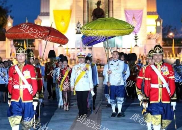 泰王室世纪大同框,苏提达站C位感觉良好,被集体排挤还没察觉休闲区蓝鸢梦想 - Www.slyday.coM 泰王室世纪大同框,苏提达站C位感觉良好,被集体排挤还没察觉休闲区蓝鸢梦想 - Www.slyday.coM