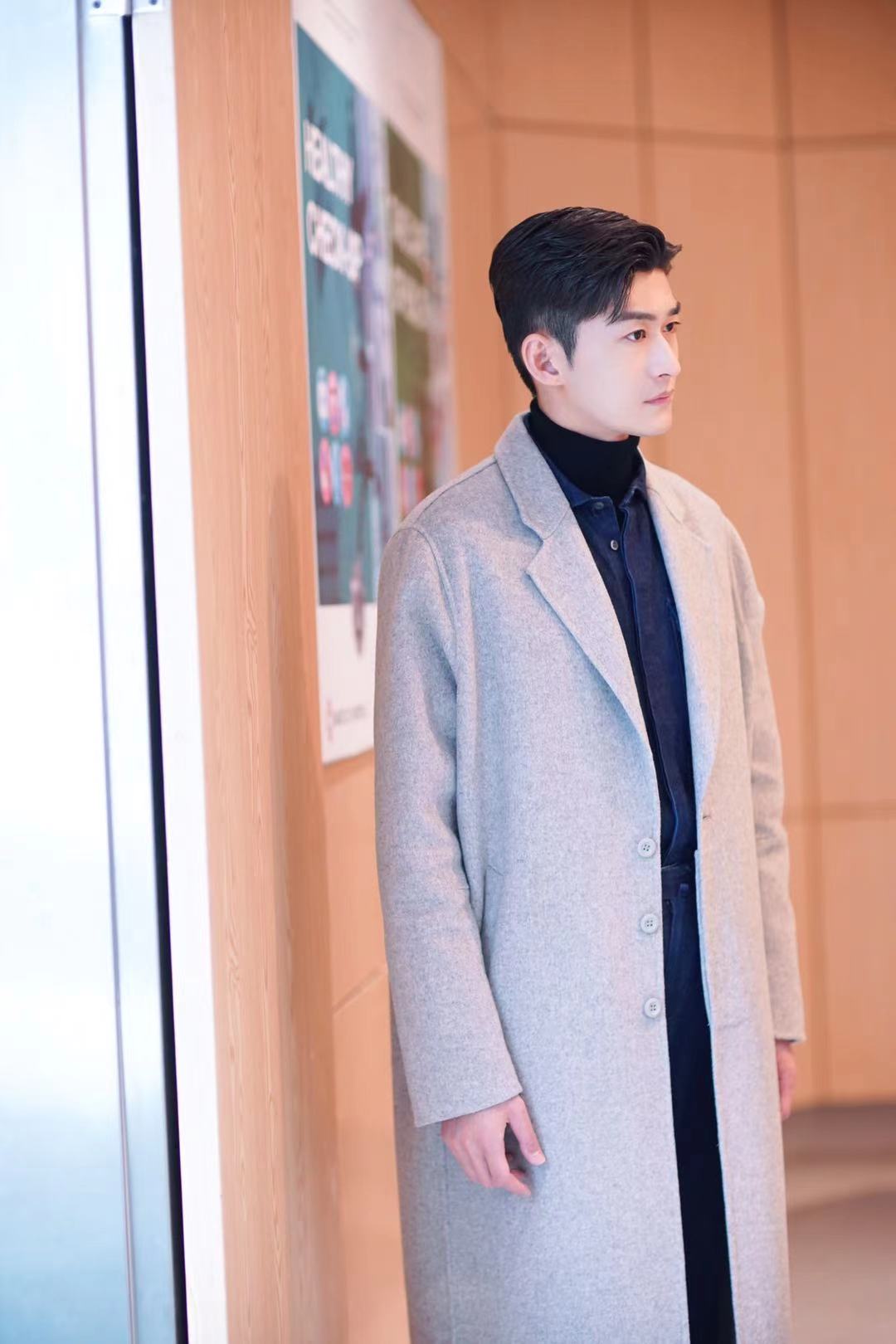 2021年学张翰穿,衬衫 针织衫 毛呢大衣叠穿到位,贼帅