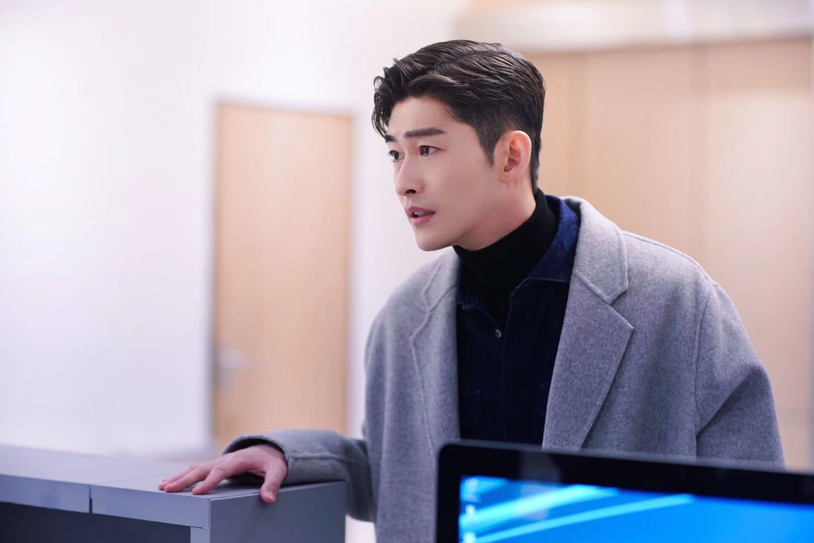 2021年学张翰穿,衬衫 针织衫 毛呢大衣叠穿到位,贼帅