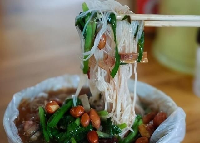 第四种:甜酸粉这道粉是非常可口,主要是以粉丝为主,配上多种配菜,还有