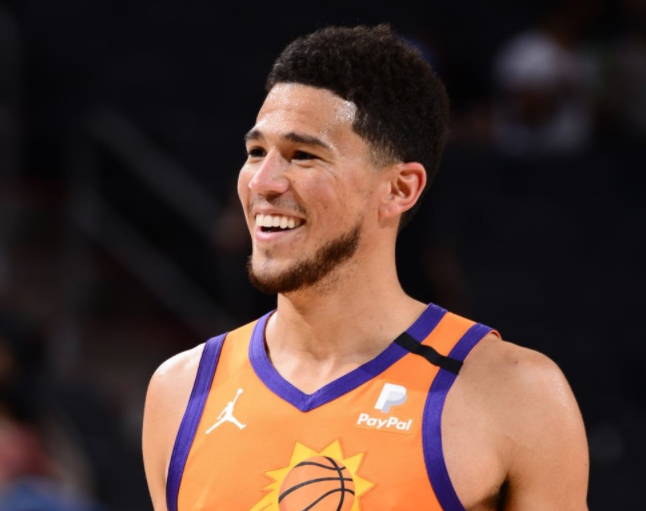 布克:艾顿在场上是一股强大的力量,他不惧身体对抗