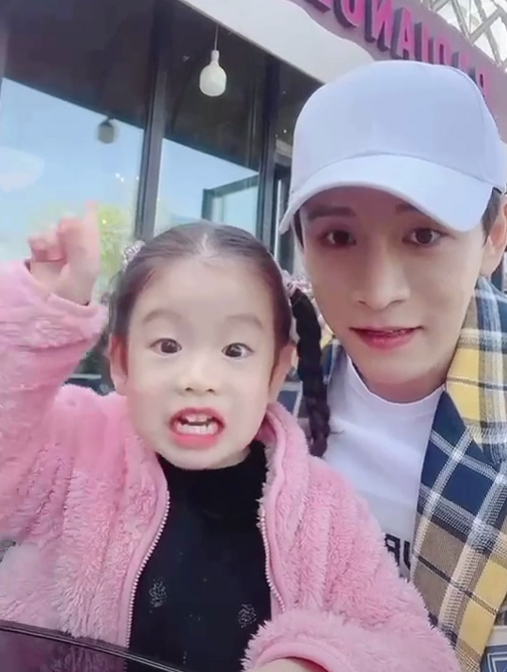 小李琳经超女儿罕出镜,可爱逗人眼睛又大又圆,父女俩长相神似