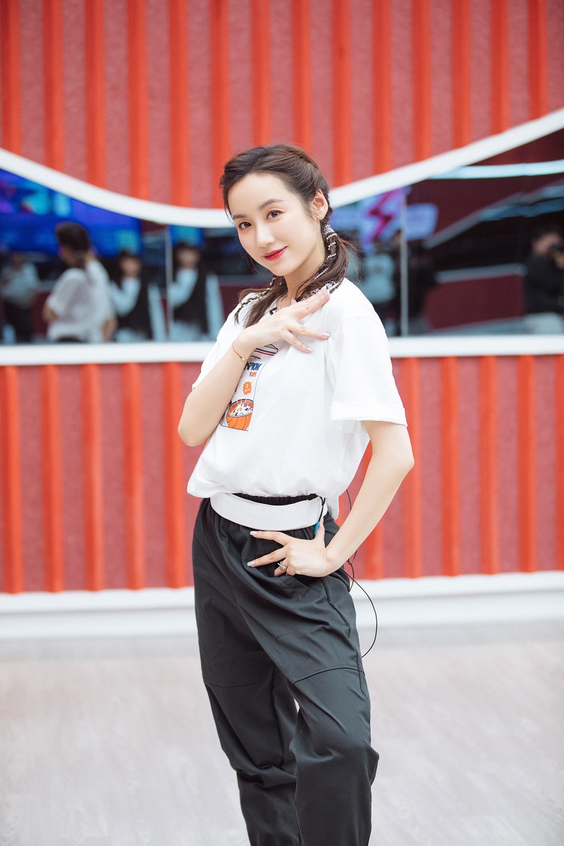 吕一小考成组内唯一获胜姐姐日不落展绝佳唱跳实力